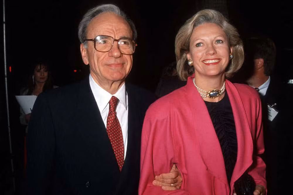 2. Rupert Murdoch và Anna Murdoch Mann -1,7 tỷ USD: Cuộc hôn nhân 31 năm với người vợ thứ hai Anna Murdoch Mann chấm dứt bằng cái giá 1,7 tỷ USD. Ngày 25/6/1999, chỉ 17 ngày sau khi ly dị người vợ thứ hai, Rupert Murdoch đã kết hôn với Wendi Deng. 13 năm sau, ông lại tiêu tốn 1,2 tỷ USD để ly hôn với cô vợ ba Wendi. Ảnh: TheRichest.