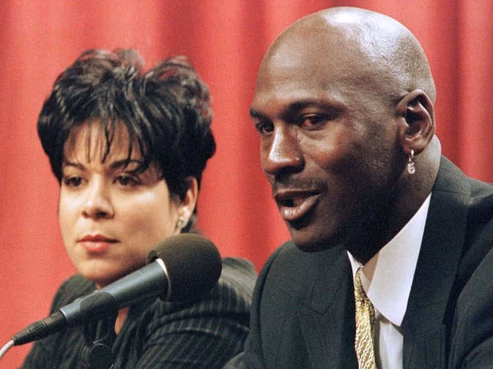 8. Michael Jordan-Juanita Jordan - 168 triệu USD: VĐV bóng rổ huyền thoại của Mỹ, Michael Jordan và vợ ly dị năm 2006. Sau khi kiếm được hơn 300 triệu USD tại giải bóng rổ nhà nghề Mỹ, Jordan đã trả số tiền khoảng 168 triệu USD cho người vợ cũ để chia tay. Ảnh: TheRichest.