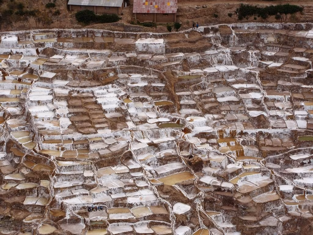 Cánh đồng muối bậc thang Maras ở Peru đã có từ hàng thế kỷ nay. Những ruộng muối ở đây có độ cao khoảng 3.300 mét so với mặt nước biển. Ảnh: Kuriositas.