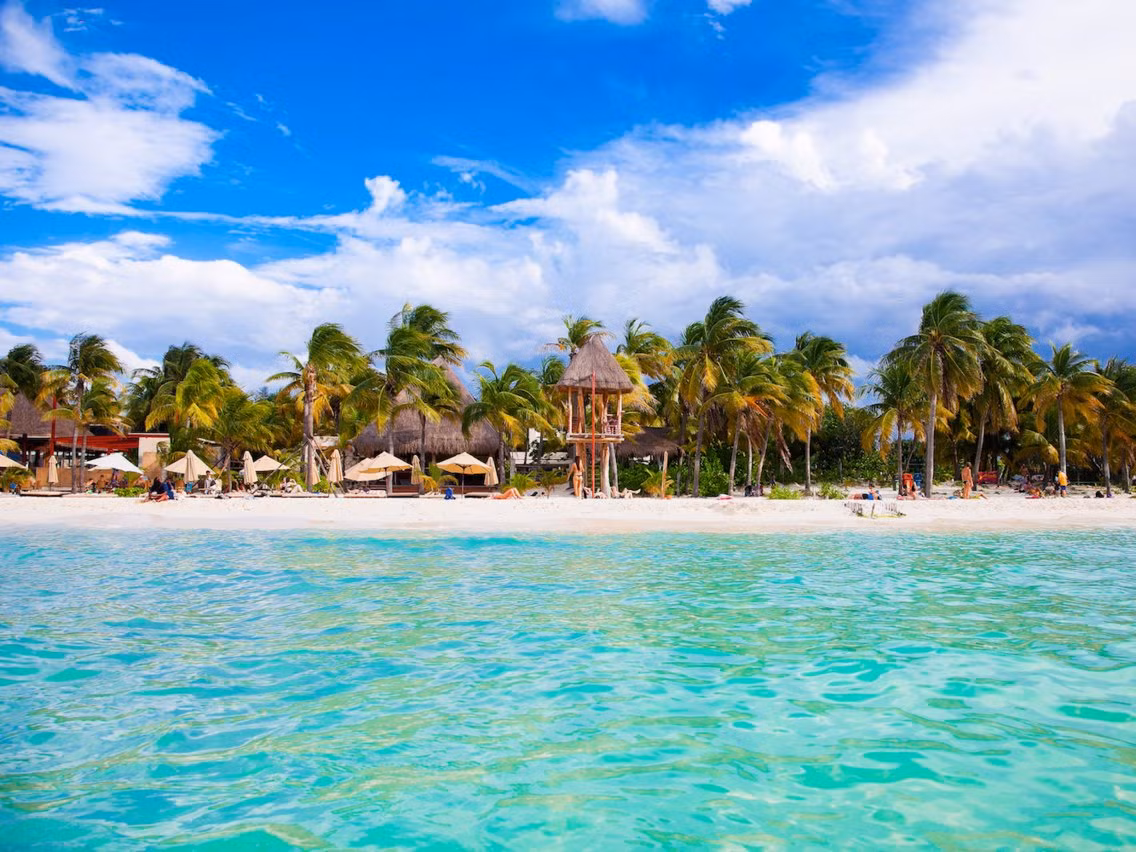 Bãi biển Playa Norte của Mexico vẫy gọi du khách với cây cọ lắc lư và nhiều ô che mát.
