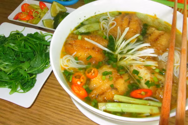Bún cá rô đồng: Bún cá rô đồng thì có thể tìm thấy khắp mọi nơi nhưng để thưởng thức món bún cá rô vừa thơm, vừa hấp dẫn vừa đậm đà hương vị thì bạn phải về đất Hải Dương. Bún cá rô đồng Hải Dương ngon hơn nhiều nơi khác bởi cách chế biến nước dùng và thịt cá thơm ngon. Bát nước dùng ngọt đậm, thịt cá mềm, ngon trộn lẫn cùng những sợi bún trắng đều tăm tắp khiến thực khách nhớ mãi. Ảnh: Internet.