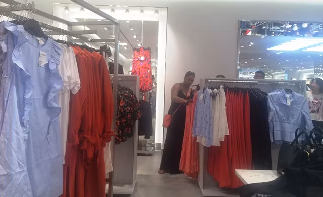 Trong H&M có gì mà dân Sài Gòn “phát điên“? - Hình 2 Trong H&M co gi ma dan Sai Gon “phat dien“?-Hinh-2