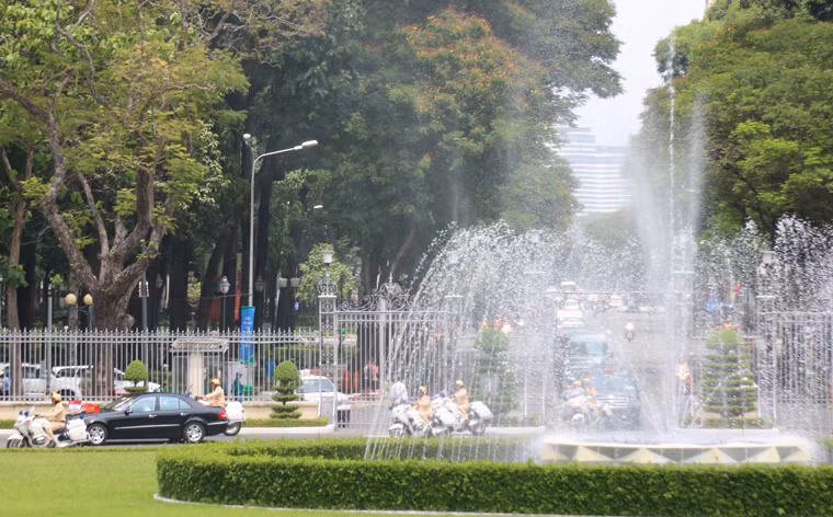 Trưa nay 21/3, Thủ tướng Lý Hiển Long cùng phu nhân và phái đoàn cấp cao nước Cộng hoà Singapore đã đến sân bay quốc tế Tân Sơn Nhất, TP.HCM, bắt đầu chuyến thăm chính thức Việt Nam theo lời mời của Thủ tướng Chính phủ Nguyễn Xuân Phúc.