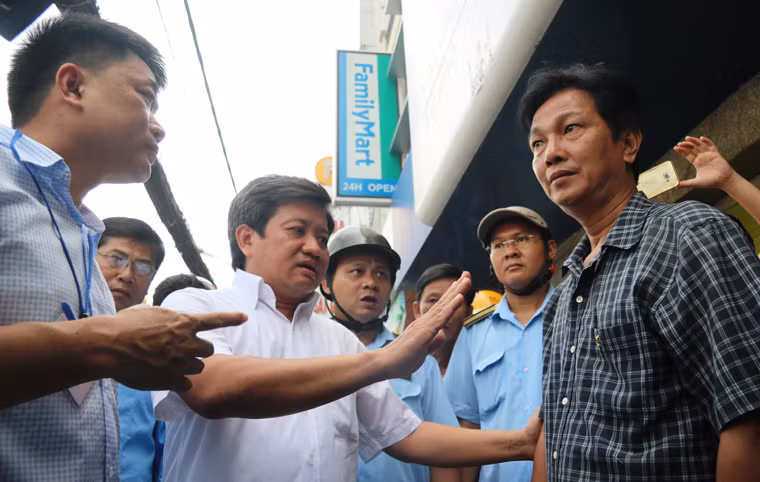 Tuy nhiên trong quá trình thực thi công vụ, một bảo vệ KP3 (áo sọc caro đen trắng) đã có thái độ không chuẩn mực, biểu hiện hành động chống đối nên đã bị ông Hải cảnh cáo, yêu cầu lãnh đạo phường Tân Định kiểm điểm xử lý, nếu cần mời đối tượng này ra khỏi lực lượng bảo vệ khu phố.