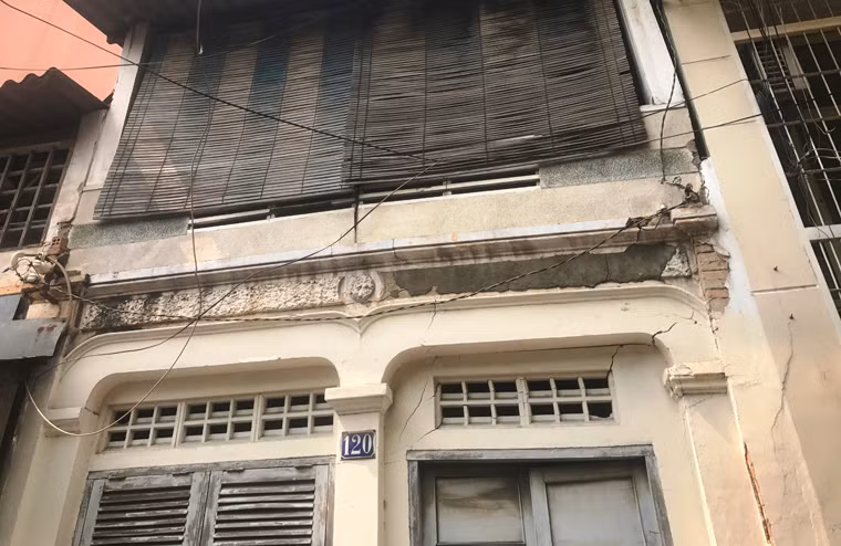 Trong quá trình xuống địa bàn, ông Hải phát hiện một căn nhà cao tầng trên đường Nguyễn Phi Khanh, phường Tân Định , quận 1 có dấu hiệu nứt toác, có nguy cơ đổ sập...