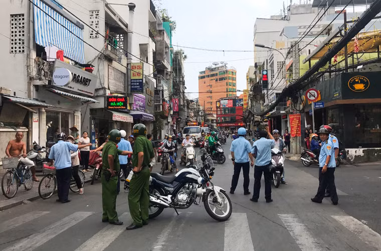 Nhiều ngành liên quan như CSGT, Trật tự cơ động, Thanh tra xây dựng, Quản lý đô thị...quận 1 cùng tham gia công tác, phân luồng, điều tiết giao thông.