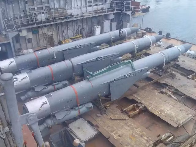 Trong phạm vi tầm bắn của tên lửa chống hạm hiện có của nhiều quốc gia khác nhau, chưa thể đe dọa được tàu sân bay Mỹ. Ngay cả tên lửa chống hạm P-700, được gọi là sát thủ tàu sân bay của Liên Xô trước kia, có tầm bắn chỉ khoảng 500 km. Do đó, gần như không thể tấn công trực tiếp tàu sân bay, từ bên ngoài khu vực phòng thủ, của biên đội tàu sân bay.