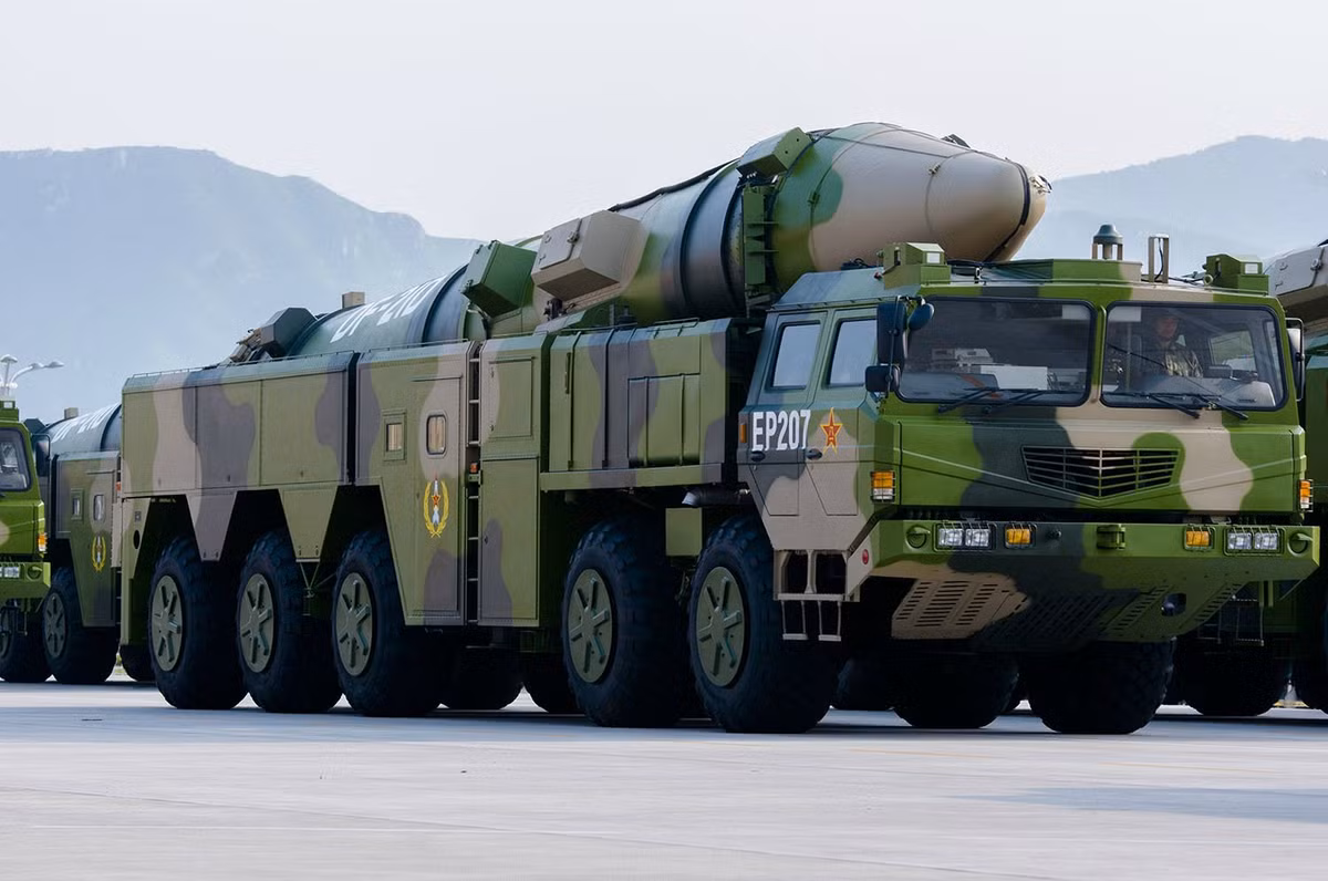 Do đó, có thể kết luận rằng, gần như không thể đánh chìm một tàu sân bay 100.000 tấn bằng một tên lửa chống hạm. Những loại tên lửa chống hạm như Dongfeng-21D nếu có trúng, chỉ có thể xuyên qua một vài lớp sàn, khiến tàu sân bay mất khả năng chiến đấu tạm thời mà thôi.