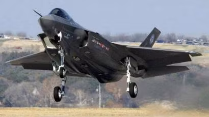 Việc bảo dưỡng, sửa chữa thường xuyên F-35, do các quốc gia sở hữu loại máy bay này đảm nhiệm; việc bảo dưỡng ở cấp độ lớn, đều được thực hiện tại các cơ sở chuyên dụng của Lockheed, được xây dựng trên toàn thế giới.