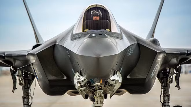 Một trong những điểm yếu của F-35 là tầm hoạt động hạn chế do lượng nhiên liệu mang theo hạn chế; người Israel đã cải tiến F-35I của họ bằng cách lắp đặt các thùng nhiên liệu phụ phù hợp, gắn vào các mấu cứng dưới thân máy bay, hoặc vào trong các khoảng trống trong thân máy bay; giúp tăng phạm vi hoạt động của F-35I thêm 40%.