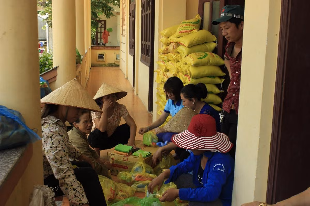 Trụ sở UBND xã, nhà văn hóa xã Việt Hải là nơi sinh sống tập trung của các hộ dân ngập lụt.