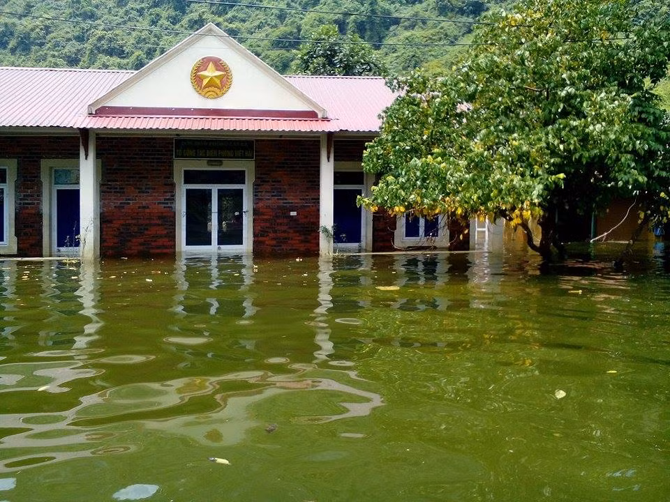 Xuồng là phương tiện duy nhất để có vào được đây nhưng việc di chuyển gặp nhiều khó khăn, thâm chí là không thể được vì cây rừng. Do đó, Đồn Biên phòng Cát Bà buộc phải huy động hơn 30 lượt các cán bộ, chiến sỹ phát cây mở đường cho xuồng xuyên rừng vào xã. 