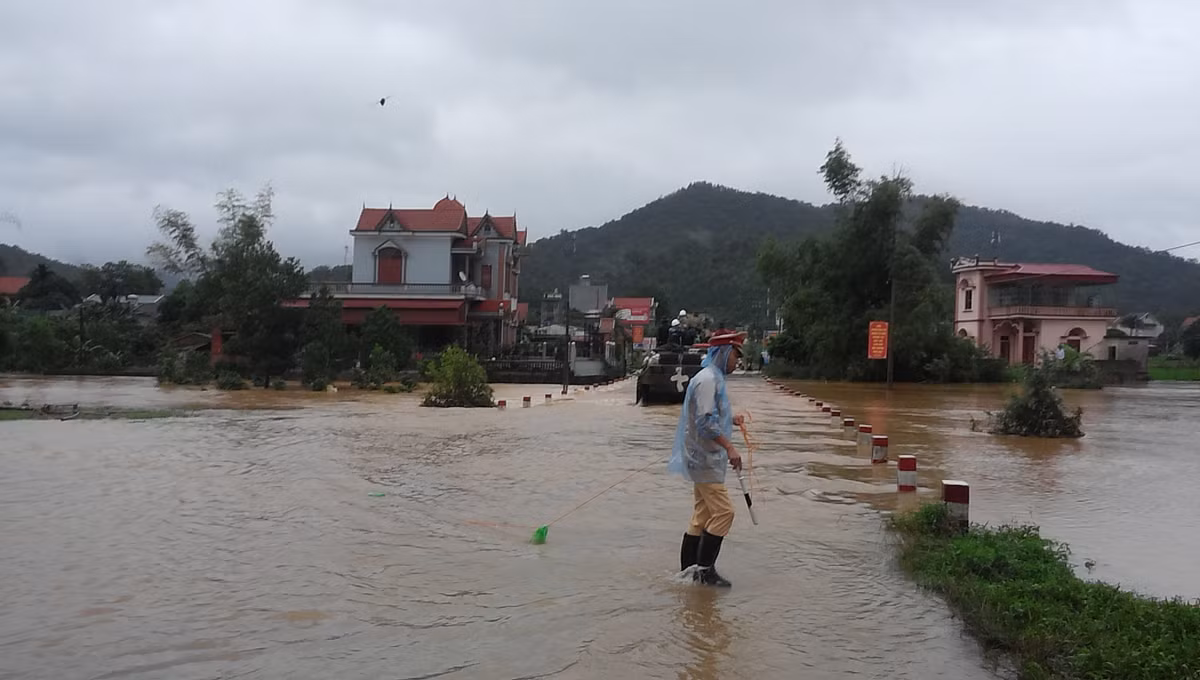 TP. Uông Bí đã huy động trên 50 chiến sỹ lực lượng bộ đội và Công an cùng các lực lượng dân quân tự vệ của phường Vàng Danh, xã Thượng Yên Công kết hợp với Ban quản lý Di tích và Rừng Quốc gia Yên Tử làm công việc bảo vệ an toàn cho người dân.