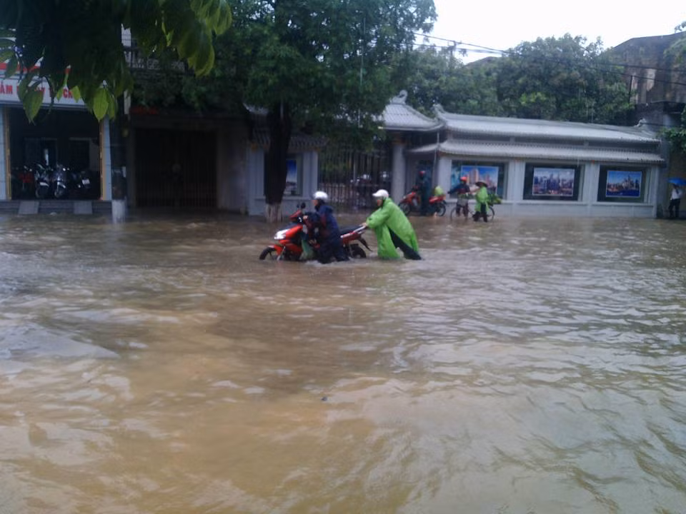 Canh o to boi trong nuoc lu o Hai Phong, Hai Duong-Hinh-2