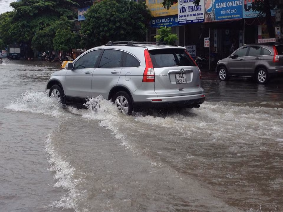Tại đường Nguyễn Thị Duệ, Nguyễn Lương Bằng nước ngập kín cả vỉa hè.