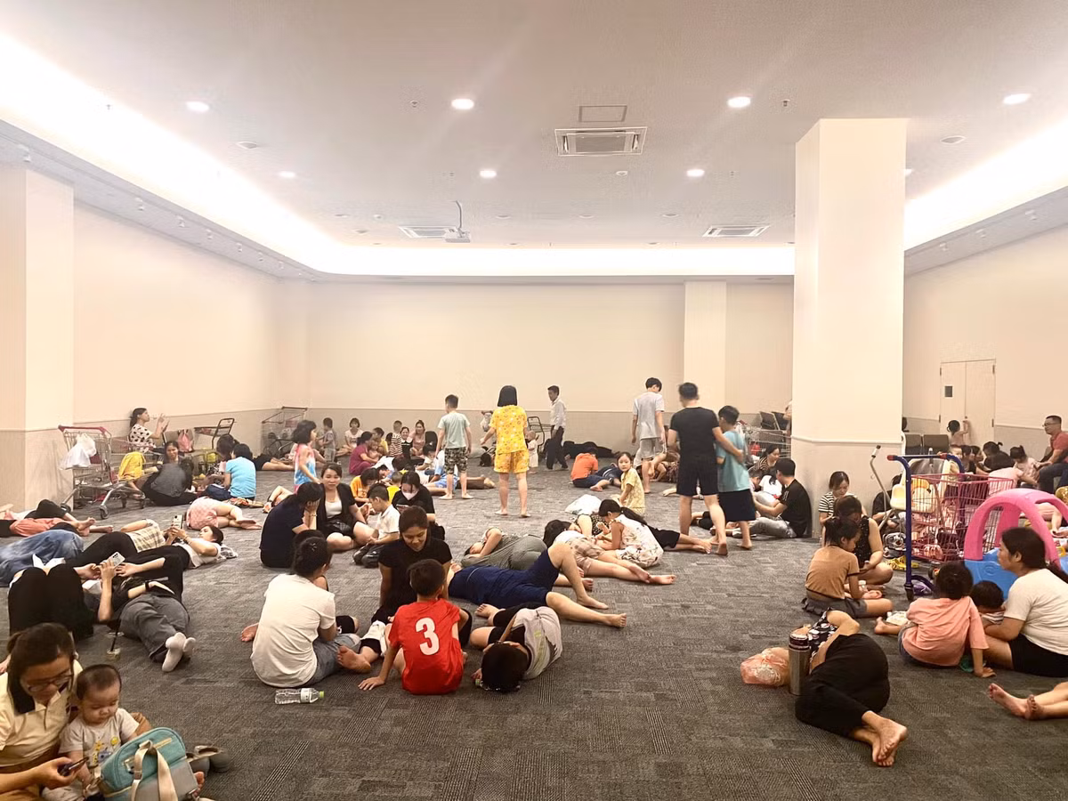 Tại TTTM AEON Mall Long Biên (Hà Nội), đã mở khu vực phòng Hall (tầng 3) và bổ sung thêm ghế ngồi tại sảnh cho khách hàng trăm người dân đến tránh nóng. (Ảnh: AEON Mall Long Biên).