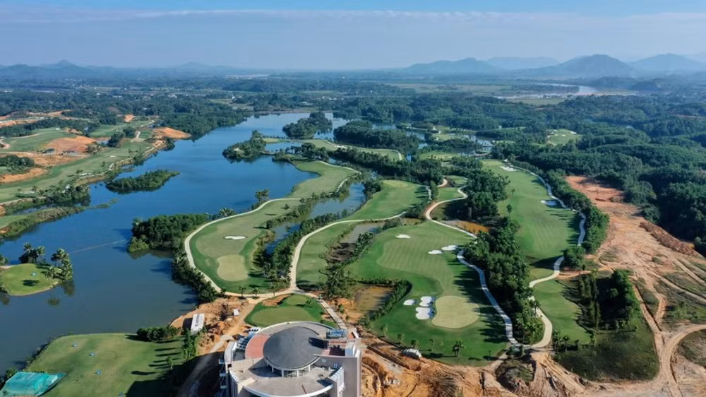 Tại dự án sân golf Ngôi sao Yên Bái, TTCP kết luận, việc UBND tỉnh Yên Bái phê duyệt đồ án quy hoạch tỉ lệ 1/2000 KDL sinh thái hồ Đầm Hậu vào tháng 6/2014. Trong đó, diện tích khu sân golf 160ha, vượt 60ha chưa đúng với quyết định 1946 năm 2009 của Thủ tướng về phê duyệt quy hoạch sân golf Việt Nam đến năm 2020. (Ảnh: sangolfvietnam).