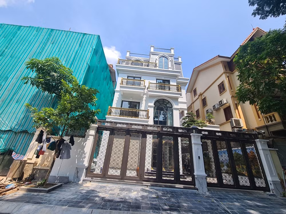 Ha Noi: Hang quan lan chiem via he, biet thu dua nhau coi noi o KDT My Dinh 2-Hinh-8