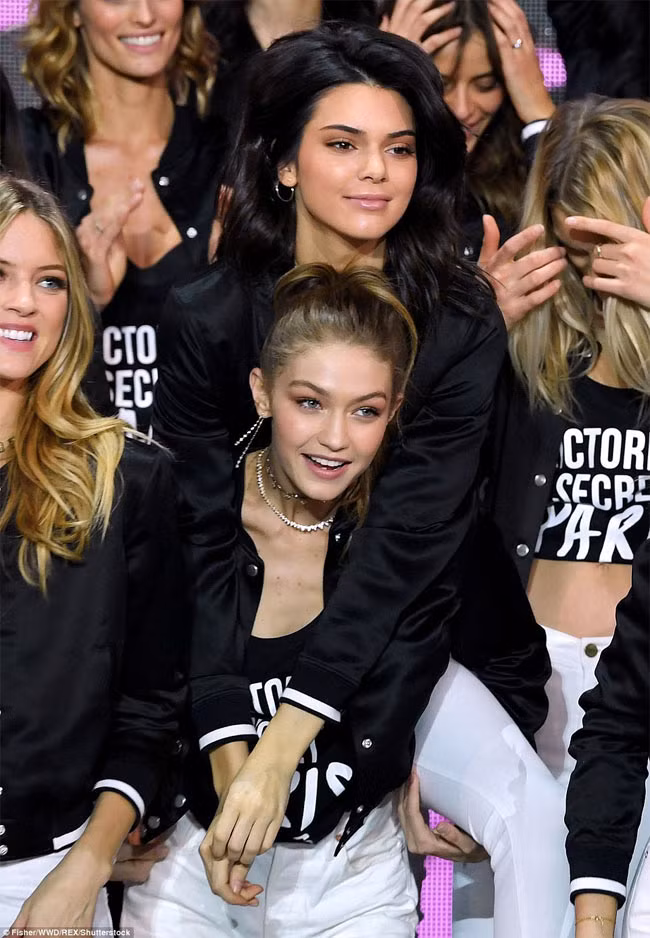 Đây là lần thứ hai người mẫu trẻ Kendall Jenner được mời tham gia show cuối năm của VS và là lần đầu tiên Bella được vinh dự xuất hiện trong show Victoria’s Secret. (Ảnh: REX)