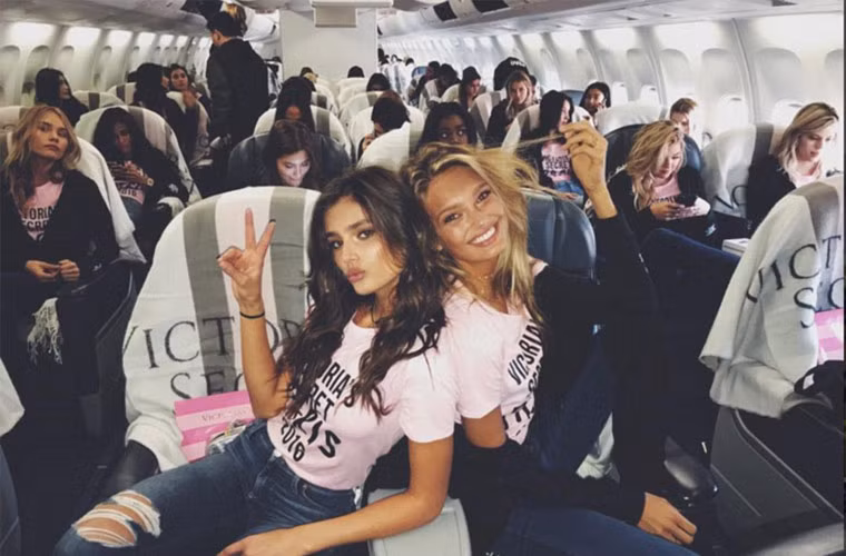 Ngoài các người mẫu, chuyến bay này còn có Lady Gaga, Bruno Mars và The Weeknd, ba ca sĩ sẽ biểu diễn trong show VS ở Paris. (Ảnh: Instagram)