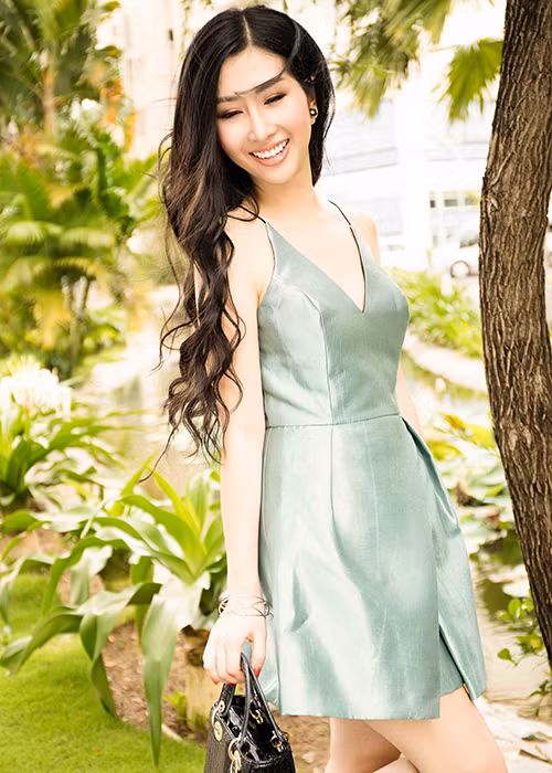 Mới nhất, người đẹp gửi đến người hâm mộ bộ ảnh thời trang xuống phố trong trang phục trẻ trung, màu sắc tươi sáng. 