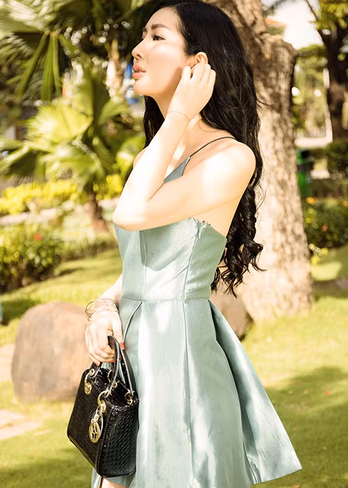 Hoa hậu Điện ảnh 2015 diện các mẫu thiết kế có kiểu dáng hiện đại và mang tính ứng dụng cao. 