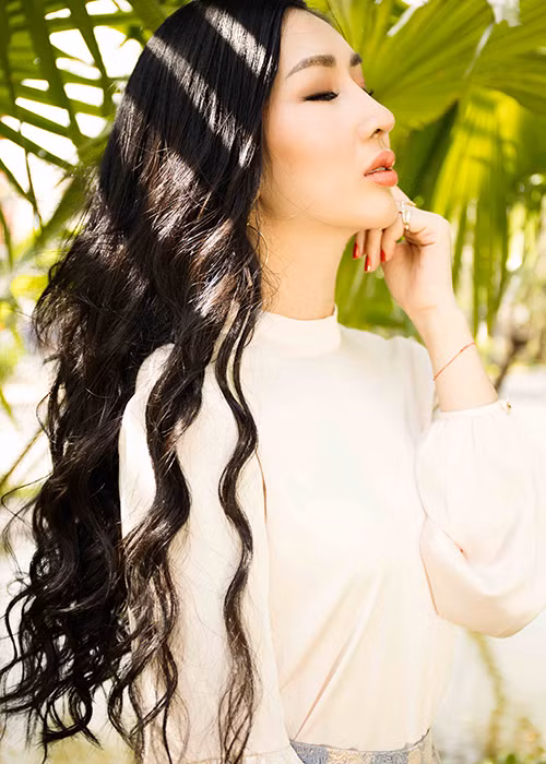 Phong cách thời trang của người đẹp gốc Hà thành cũng được đánh giá ổn định, tinh tế hơn. 