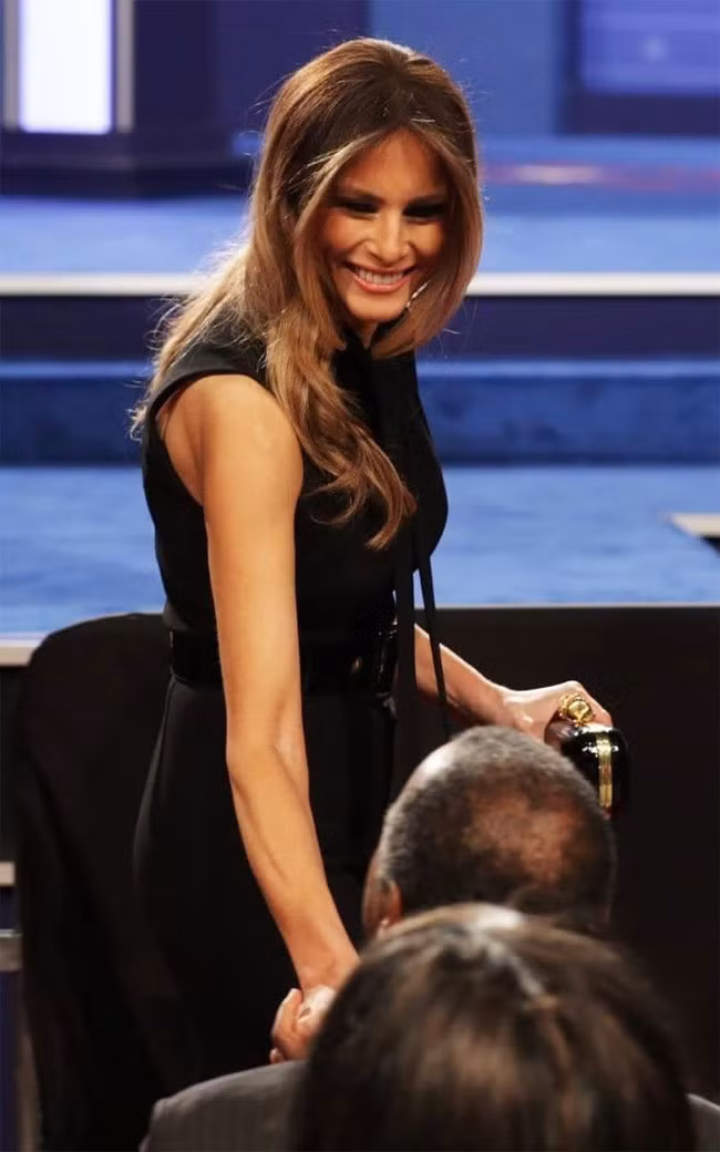 Trong cuộc tranh luận thứ 3 giữa Donald Trump và Hillary Clinton, Melanie chọn mặc bộ jumpsuit màu đen hiệu Ralph Laurent.