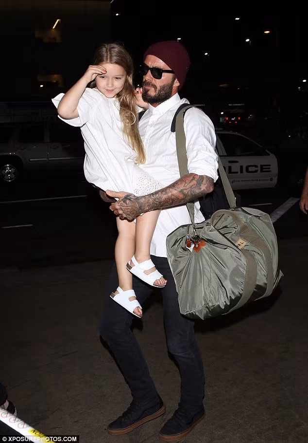 Mặc dù đã 5 tuổi, nhưng mỗi khi ra ngoài cùng bố, bé Harper lại được bố David Beckham bế trên tay. (Ảnh: Xposurephoto).
