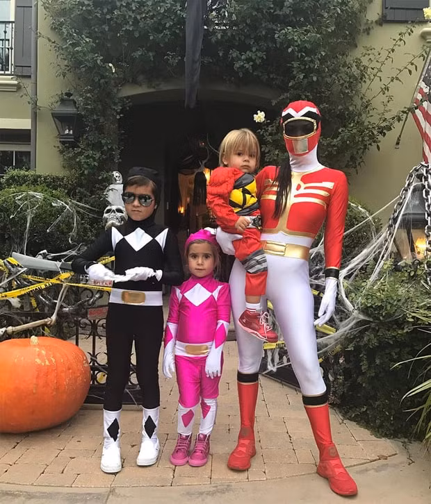 Kourtney Kardashian và ba con Mason, Penelope, Reign cùng mặc trang phục siêu nhân hóa trang thành biệt đội siêu anh hùng Power Ranger. (Ảnh Instagram).