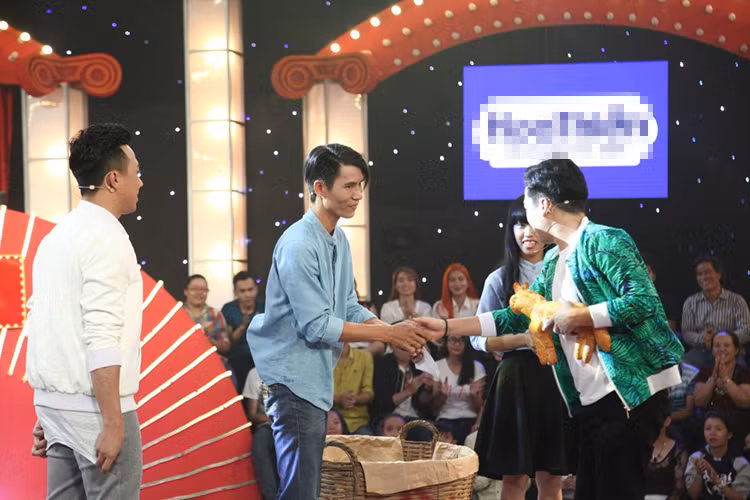 Cũng trong tập 4, anh chàng thợ làm bánh mì Thanh Phước có phần thi duyên dáng cùng với sự phụ diễn của cô chủ nhỏ tiệm bánh mì.
