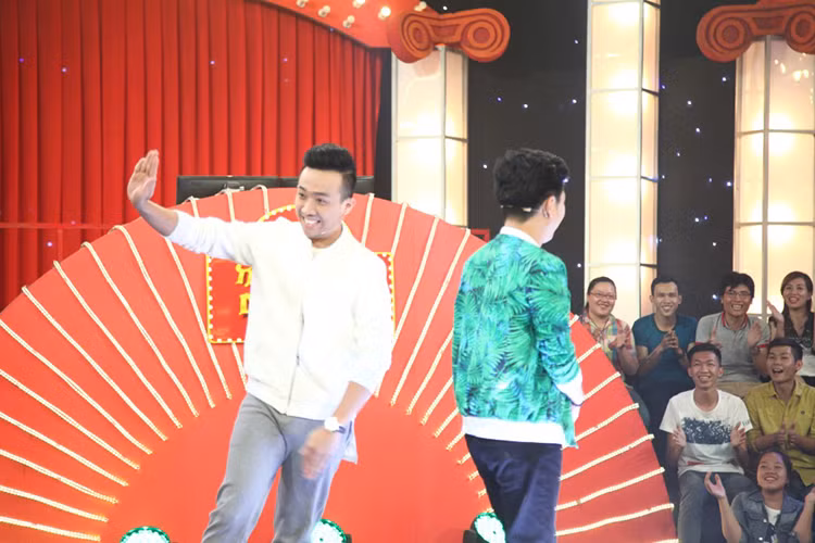 Trước đó, mở màn chương trình, Trấn Thành và Trường Giang đã khiến cho MC Ngô Kiến Huy “bấn loạn” vì hai thái cực khác nhau.