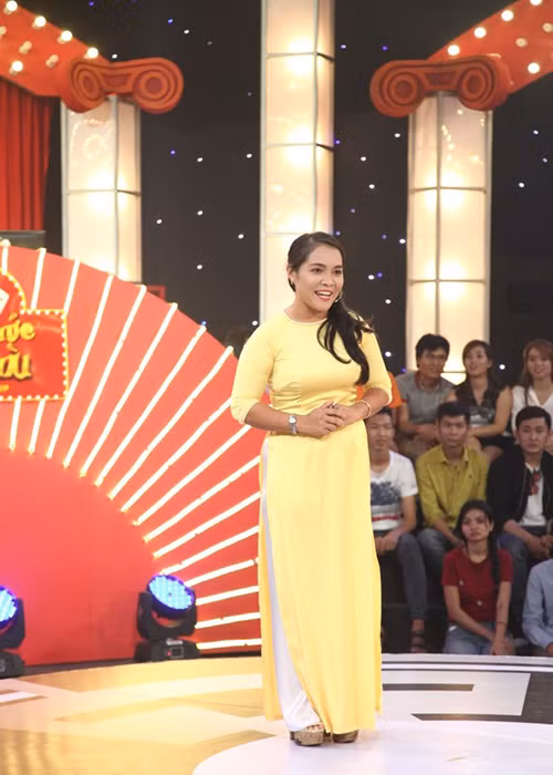 Cô giáo người Miên tên Mỹ Duyên lại tạo ấn tượng với phần giới thiệu đầy vần điệu khi bắt đầu trình diễn.