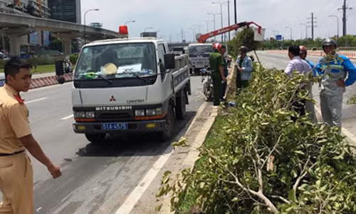 Hiện trường vụ tai nạn do tài xế lái xe bồn bê tông của công ty MêKông gây ra trên XLHN rồi bỏ trốn.