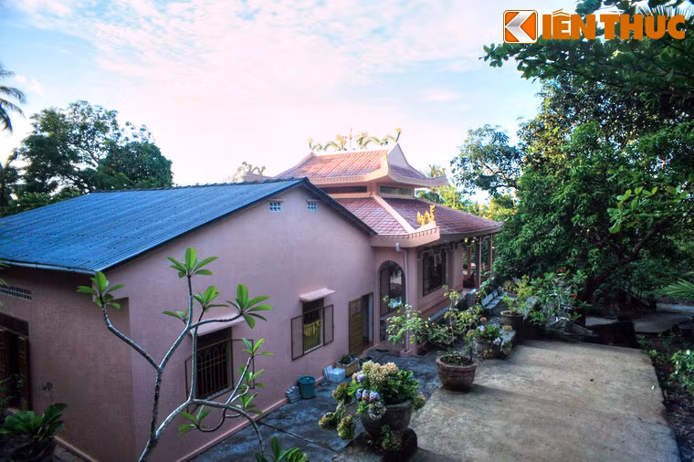 Chùa nằm trên triền núi, giữa một rừng cây xanh tốt quanh năm. Muốn lên chùa, du khách phải đi qua 60 bậc đá.