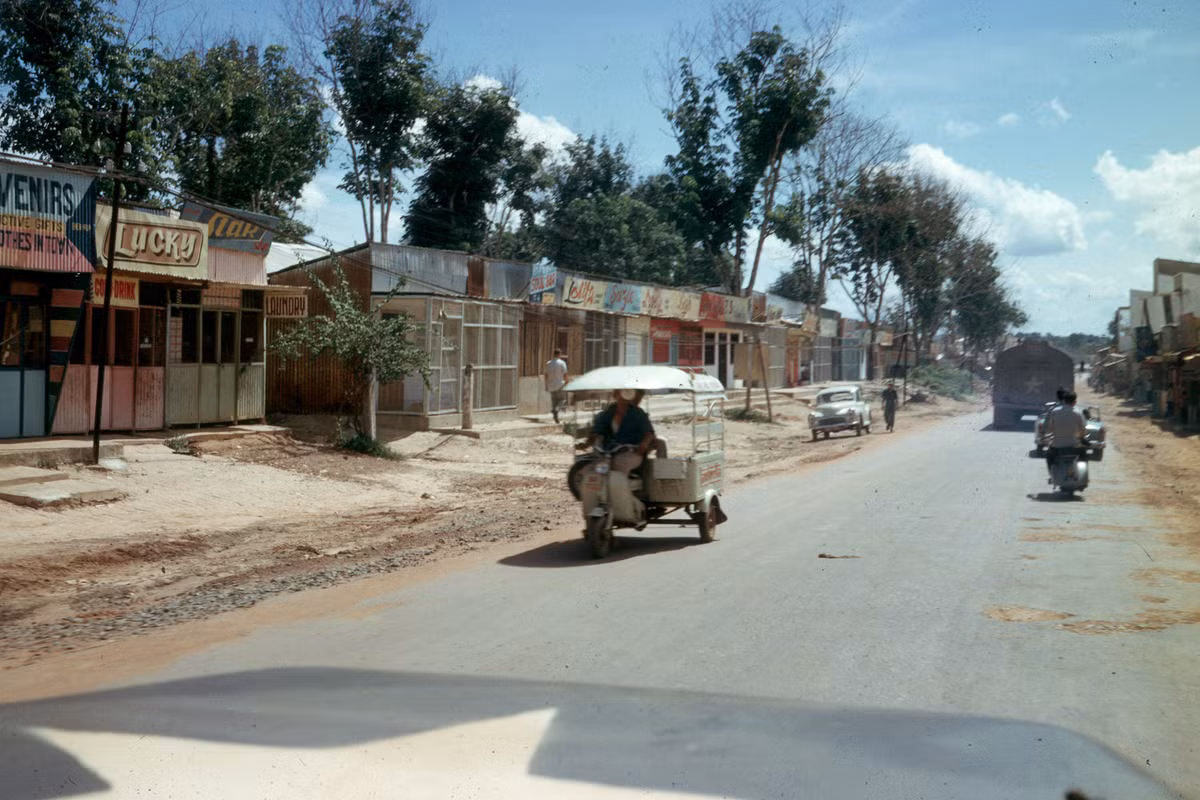 Dãy quán bar trên một con đường ở thị xã Biên Hòa, miền Nam năm 1965.