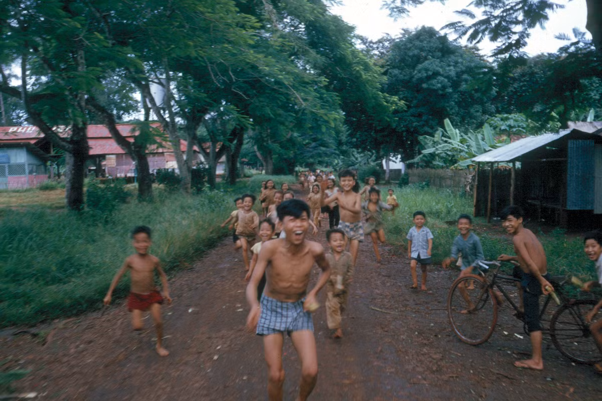 Trẻ em trong ấp.
