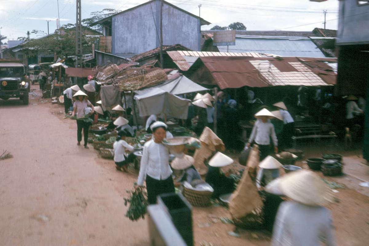 Một khu chợ ở ngoại ô Sài Gòn.