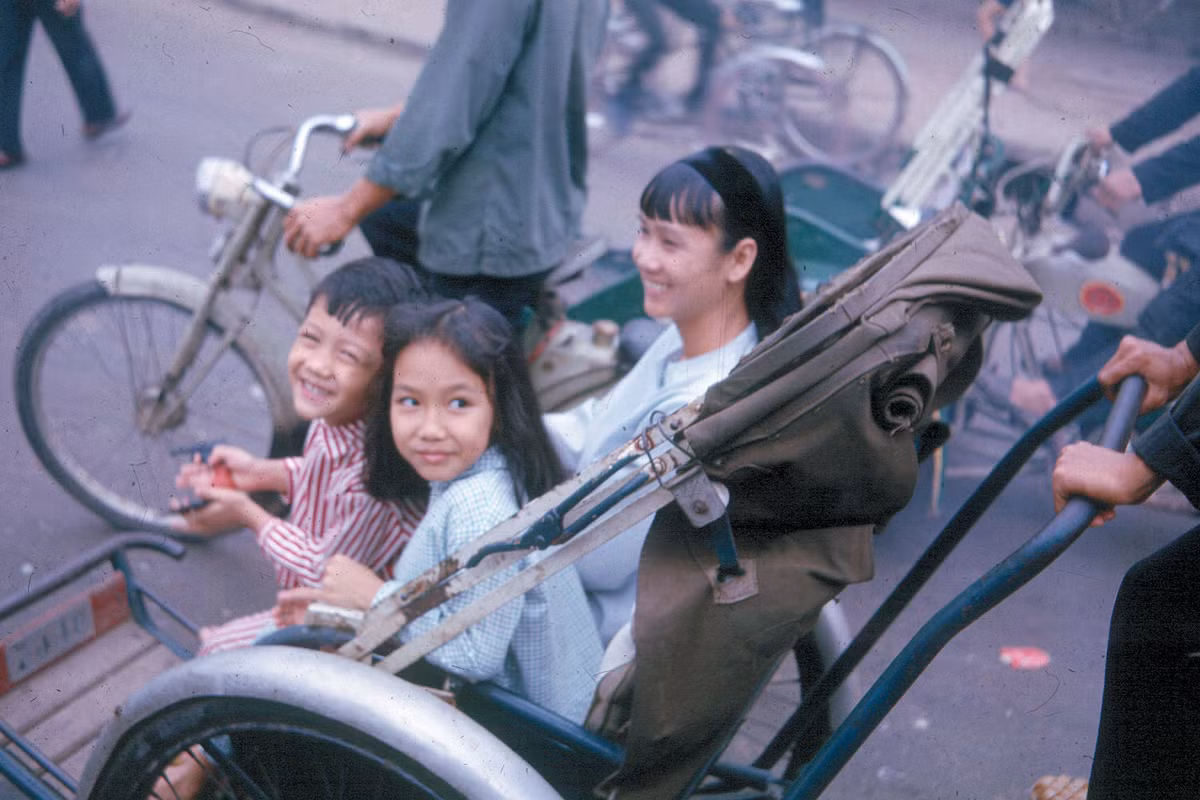 Trẻ em trên xe xích lô ở Sài Gòn.