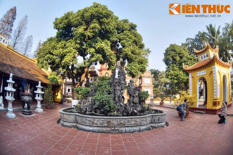 Thời Lê Kinh Tông (1600 – 1618), chùa được dời vào đảo Kim Ngư, là địa điểm hiện tại. Vào đời vua Lê Hy Tông (1675 - 1705), chùa đổi tên thành Trấn Quốc. Kiến trúc chùa ngày nay là sự kết hợp phong cách kiến trúc nhiều thời kỳ, trong đó kiến trúc nhà Nguyễn là chủ đạo.