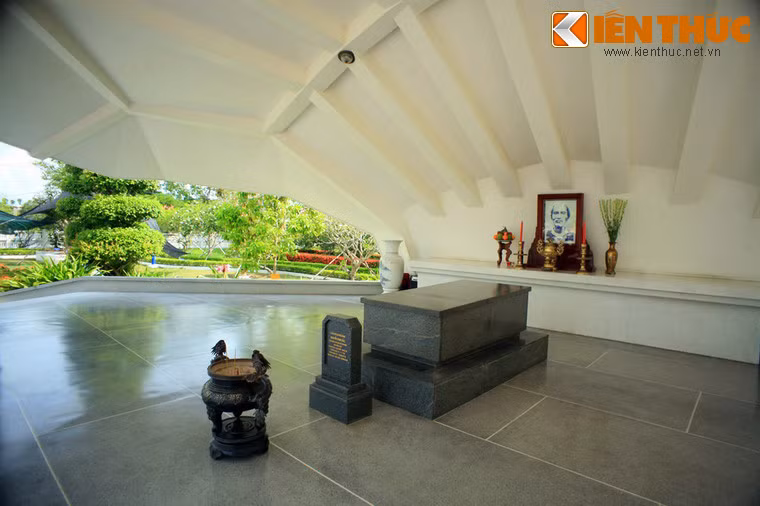 Mộ phần được ốp bằng đá hoa cương, nền mộ bằng đá mài hình lục giác, mở rộng dần ra hai bên và phía trước. Trước mộ có một đỉnh trầm bằng đá Ngũ Hành Sơn, ngày đêm khói hương thơm ngát.