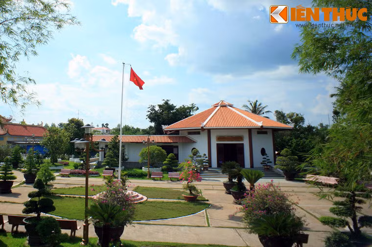 Vào những năm cuối đời, Cụ Nguyễn Sinh Sắc sinh sống và làm nghề dạy học, bốc thuốc tại làng Hòa An, tỉnh Đồng Tháp. Năm 1929, Cụ qua đời và được an táng tại đây. Sau năm 1975, nơi an nghỉ của Cụ được xây dựng thành một khu di tích với tổng diện tích 3,6 ha. Ảnh: Đền thờ Cụ Nguyễn Sinh Sắc trong khu di tích.