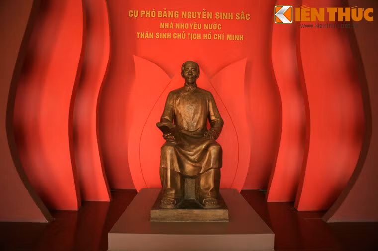 Tượng Cụ Phó bảng trong nhà lưu niệm.