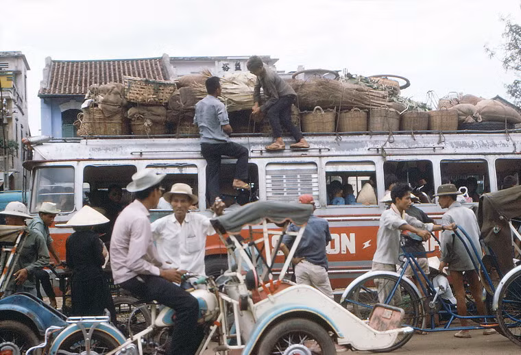 Tại một bến xe đò.