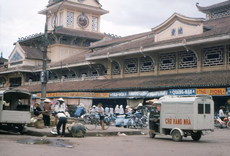 Bên ngoài chợ Bình Tây.