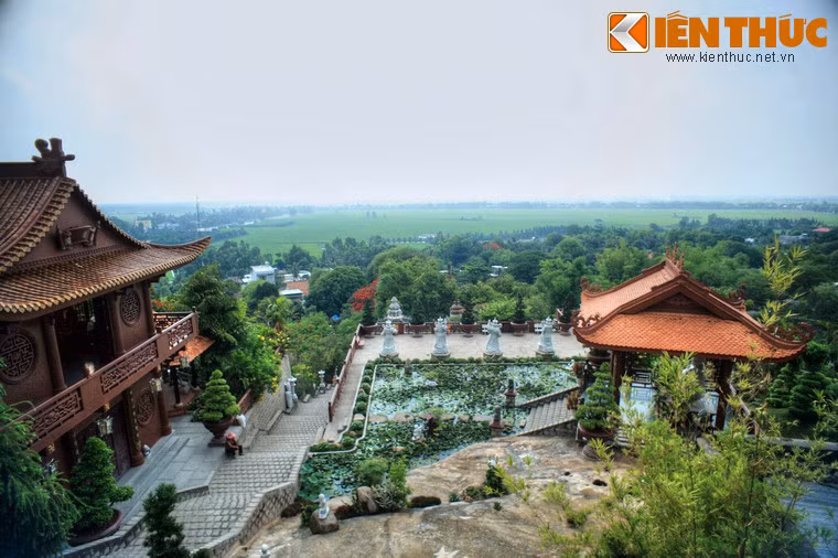 Chuyện kể, trước đây bà Thơ cũng có một gia đình, nhưng vì nhà chồng quá hà khắc, nên bà phải lẩn trốn đến chốn biên thùy này, vừa bốc thuốc trị bệnh, vừa chuông mõ, ước mong sớm dứt nghiệp duyên.