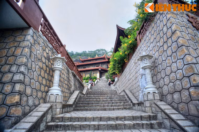 Để lên chính điện, từ cổng chùa ở chân núi, du khách phải vượt qua hàng trăm bậc thang.