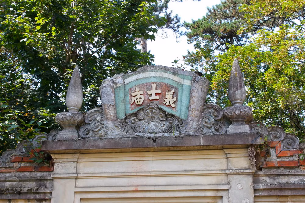 Từ lúc đó, ngôi đền trở thành điểm tham quan lễ bái cho những người Việt Nam có dịp đến Pháp. Vị thượng khách quan trọng bậc nhất trong số này chính là nhà vua của An Nam. Vào ngày thứ hai, 26/6/1922, vua Khải Định (vị vua Việt Nam đầu tiên công du sang Pháp) với con trai là hoàng tử Bảo Đại, cùng quan Thượng thư Thuộc địa Albert Sarraut đến thăm ngôi đền.