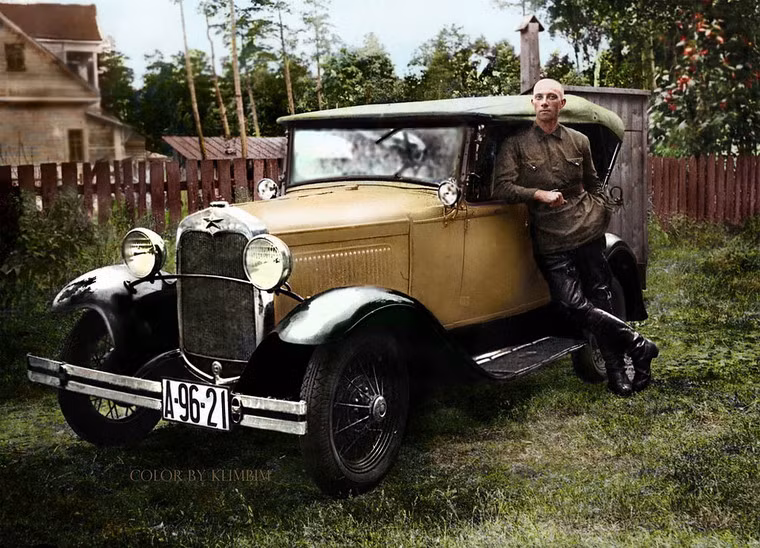 Chàng trai bên chiếc xe Ford-A sản xuất ở Liên Xô, năm 1930. Hình ảnh nằm trong loạt ảnh nước Nga ngày xưa được một nghệ sĩ đồ họa người Nga tô màu từ những bức ảnh đen trắng.