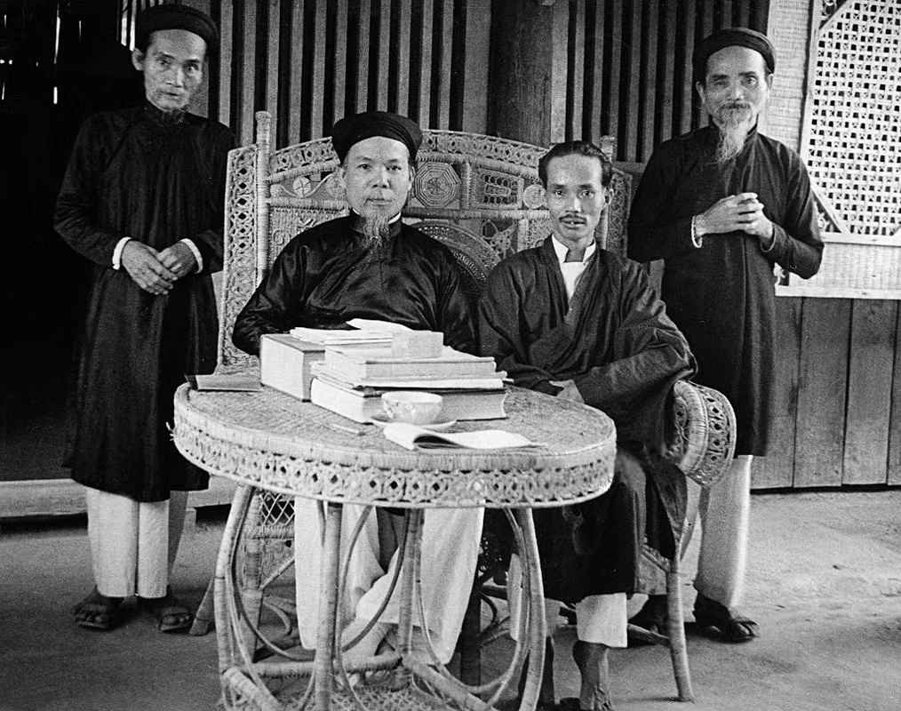 Hộ pháp Phạm Công Tắc với một chức sắc Cao Đài.